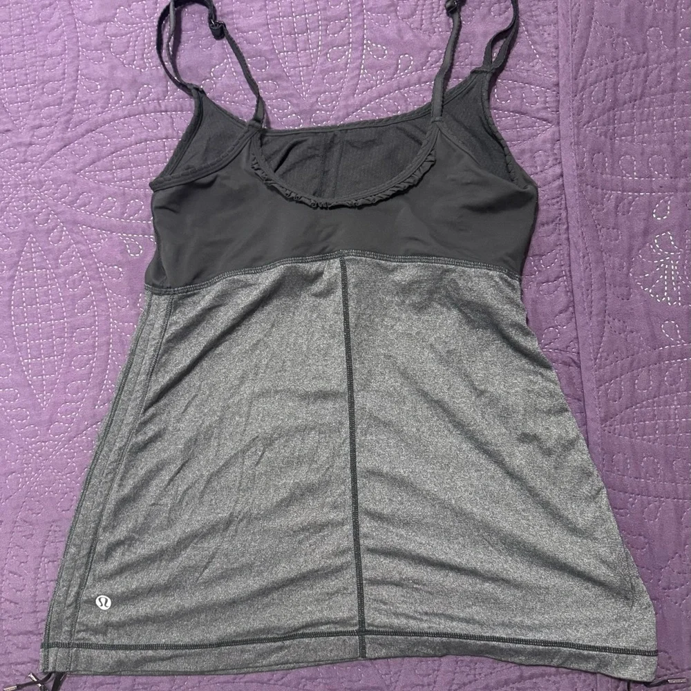 Lululemon Hot and Sweaty Tank Gray Black Adjustable Strap Built In Bra Size 8